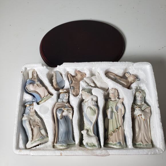 Vintage International Bazaar Pastel Porcelain Nativity Set On Wood Base 10PC - Picture 6 of 11